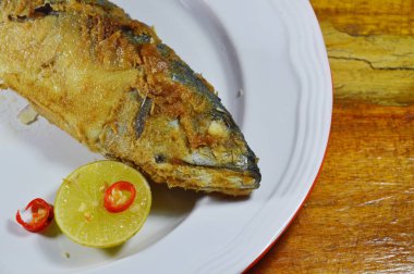 meyilli kızarmış uskumru çanak üzerinde yumurta ve limon dilimi ile