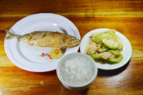 Arroz hervido comer con caballa y remover el huevo de calabaza frita en la mesa —  Fotos de Stock