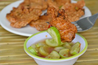 kızarmış balık patty daldırma sos bıçak çatal