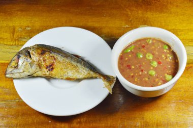 derin kızarmış uskumru ile baharatlı karides daldırma sos yapıştırın