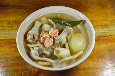 Haşlanmış balık ve tavuk bacak baharatlı çorba kase üzerinde