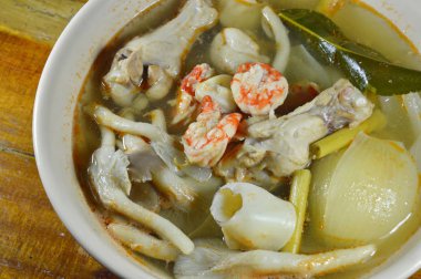 Haşlanmış balık ve tavuk bacak baharatlı çorba kase üzerinde