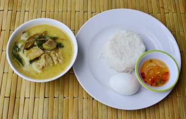 pirinç ve baharatlı balık top yeşil köri haşlanmış yumurta