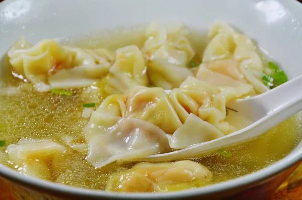 Gekochte chinesische Schweineknödel in Suppe auf Löffel — Stockfoto