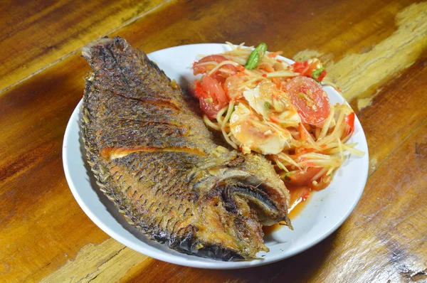 Peixe de manga frito molho de salada picante de mamão cobertura ovo salgado — Fotografia de Stock