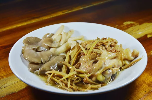 Kokt kyckling med svamp och skiva ingefära i sojabönor pasta på maträtt — Stockfoto