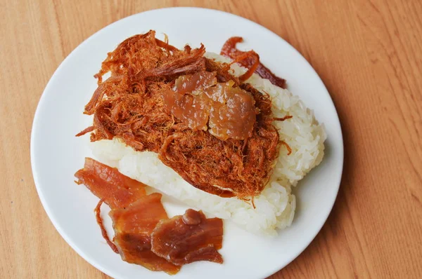 Renyah dirobek-robek topping babi pada beras lengket — Stok Foto
