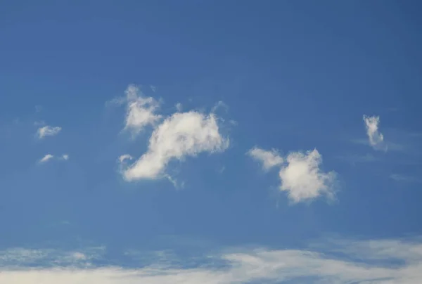 Felhő a tiszta ég, süt a nap — Stock Fotó