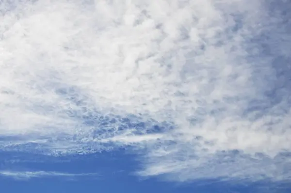 Тучи на ясном небе в солнечный день — стоковое фото