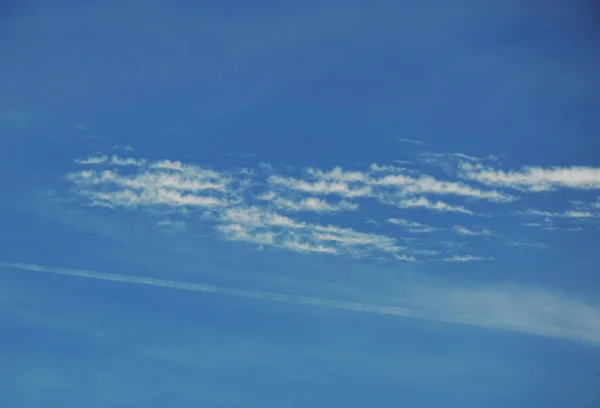 Condensatie trail van straalvliegtuig op sky — Stockfoto