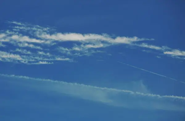 Trilha de condensação do avião a jato no céu — Fotografia de Stock