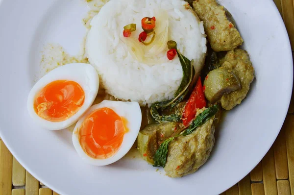 Kuning telur krim dan kari hijau bola ikan pedas pada nasi — Stok Foto