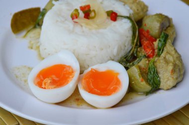 kremsi haşlanmış yumurta sarısı ve baharatlı balık yeşil köri pirinç topu