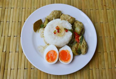 kremsi haşlanmış yumurta sarısı ve baharatlı balık yeşil köri pirinç topu