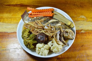 dilim zencefil ve soya sosu yemek üzerinde sebze buğulama mango balıkla