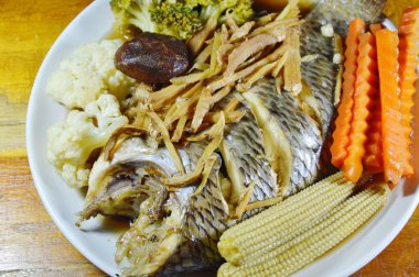 dilim zencefil ve soya sosu yemek üzerinde sebze buğulama mango balıkla