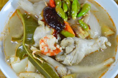 tavuk bacağı baharatlı çorba kase üzerinde kızarmış chili Yapıştır tepesi ile haşlanmış deniz ürünleri