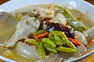 tavuk bacağı baharatlı çorba kase chili tepesi ile haşlanmış deniz ürünleri