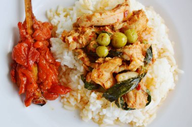 Hindistan cevizi krem köri tavuk ve pirinç ızgara tavuk