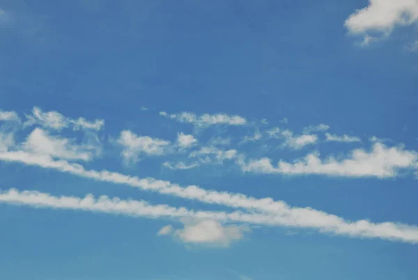 A sky sugárhajtású repülőgép kondenzcsík — Stock Fotó