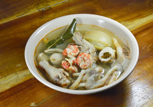 Zuppa di pesce bollito e zuppa di pollo piccante sulla ciotola — Foto Stock