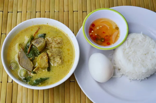 Telur rebus pada nasi dan ikan pedas kari hijau — Stok Foto