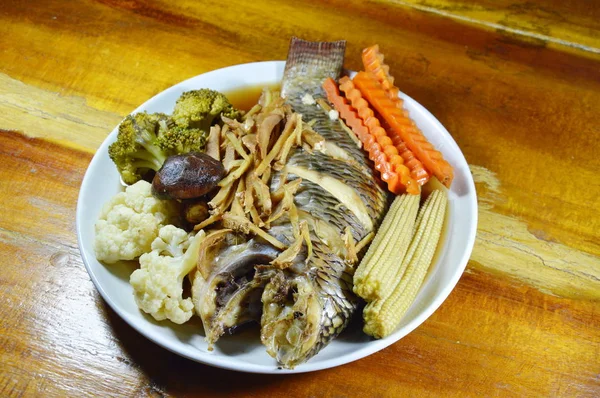Peixe de manga cozido no vapor com gengibre de fatia e vegetal em molho de soja no prato — Fotografia de Stock