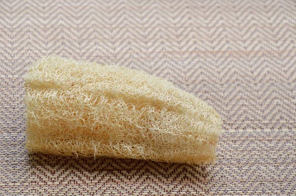 Лопата тіла скраб на бамбуковому килимку — стокове фото