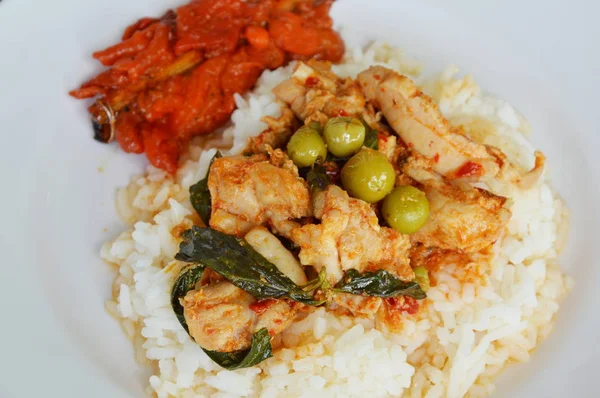 Hindistan cevizi krem köri tavuk ve pirinç kızarmış tavuk