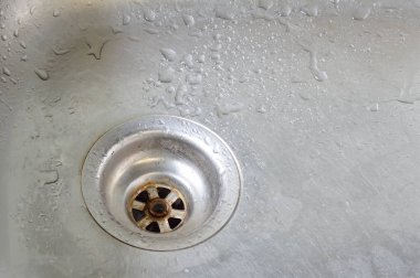 damla su üzerinde Gümüş Paslanmaz lavabo deliği