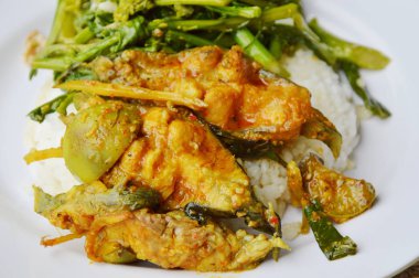 Baharatlı körili balık ve heyecan çiçek Çin lahanası ile domuz pirinç kızarmış