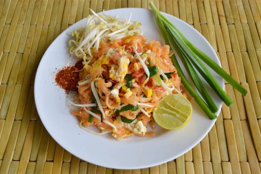 Pad Thai kızarmış pilav şehriye yumurta ve sebze yemeği karıştırın.