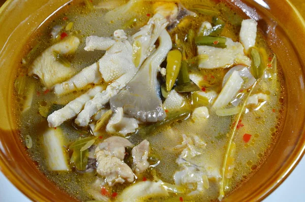 Курячі ноги з листом тамаринда гострий суп на мисці — стокове фото