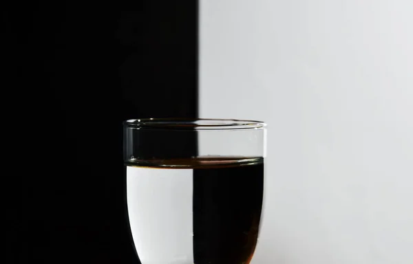 Eau de verre avec réfraction de lumière en fond noir et blanc — Photo