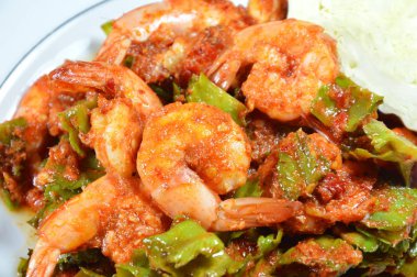 Baharatlı karıştırın kızarmış kanat fasulye curry çanak üzerinde karides ile