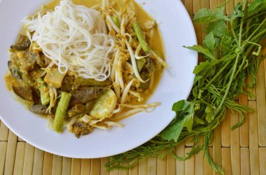 pirinç noodle balık köri sos ve taze sebze ile