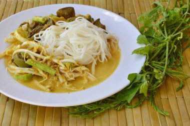pirinç noodle balık köri sos ve taze sebze ile