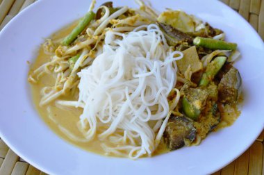 pirinç noodle tabakta sebze ve balık köri sosu ile