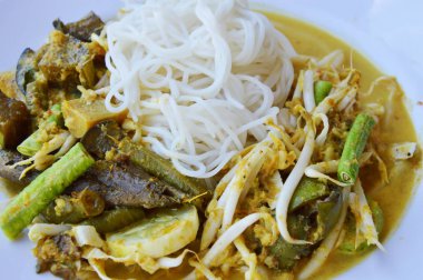 pirinç noodle tabakta sebze ve balık köri sosu ile