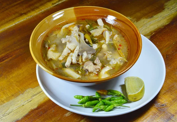 Patas de pollo con la hoja de tamarindo tom ñame en el tazón — Foto de Stock