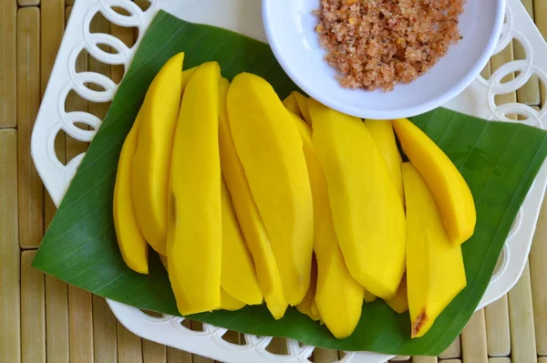 Mango en escabeche sabor agridulce y salado con pimienta — Foto de Stock