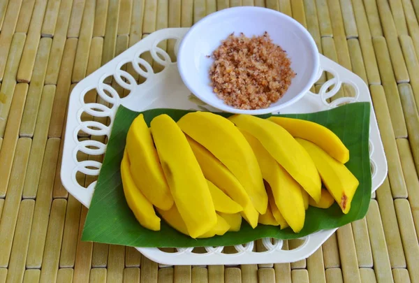 Mango en escabeche sabor agridulce y salado con pimienta — Foto de Stock