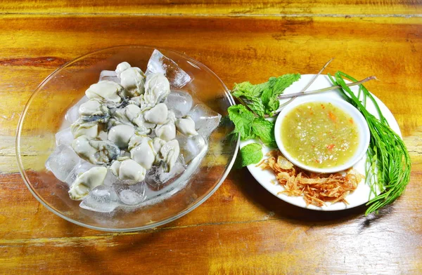 新鲜牡蛎与香草和辣酱 — 图库照片