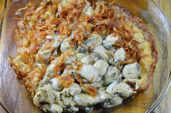 Uova fritte guarnizione ostrica sul piatto — Foto Stock