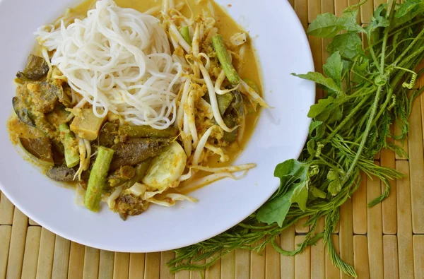 pirinç noodle balık köri sos ve taze sebze ile