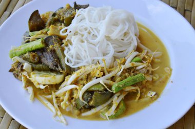 pirinç noodle tabakta sebze ve balık köri sosu ile