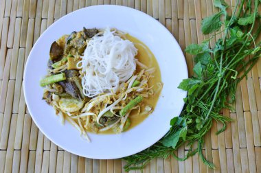 pirinç noodle balık köri sos ve taze sebze ile