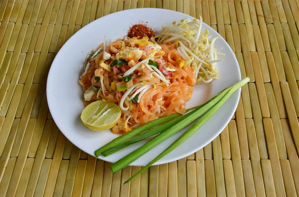 Almohadilla tailandesa revuelva fideos finos fritos con huevo y verduras en el plato — Foto de Stock