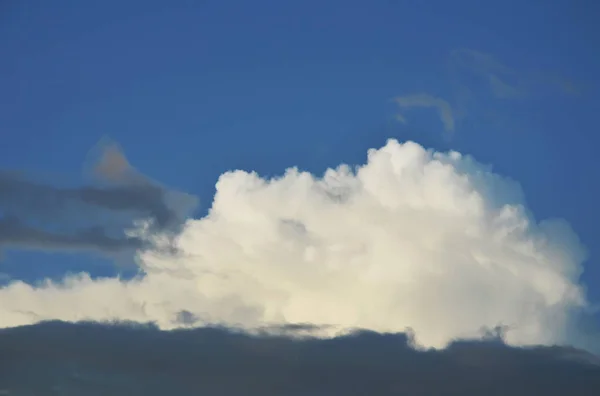 Fehér és fekete felhős az ég — Stock Fotó