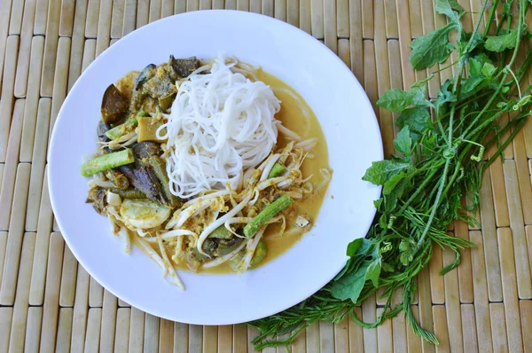 pirinç noodle balık köri sos ve taze sebze ile